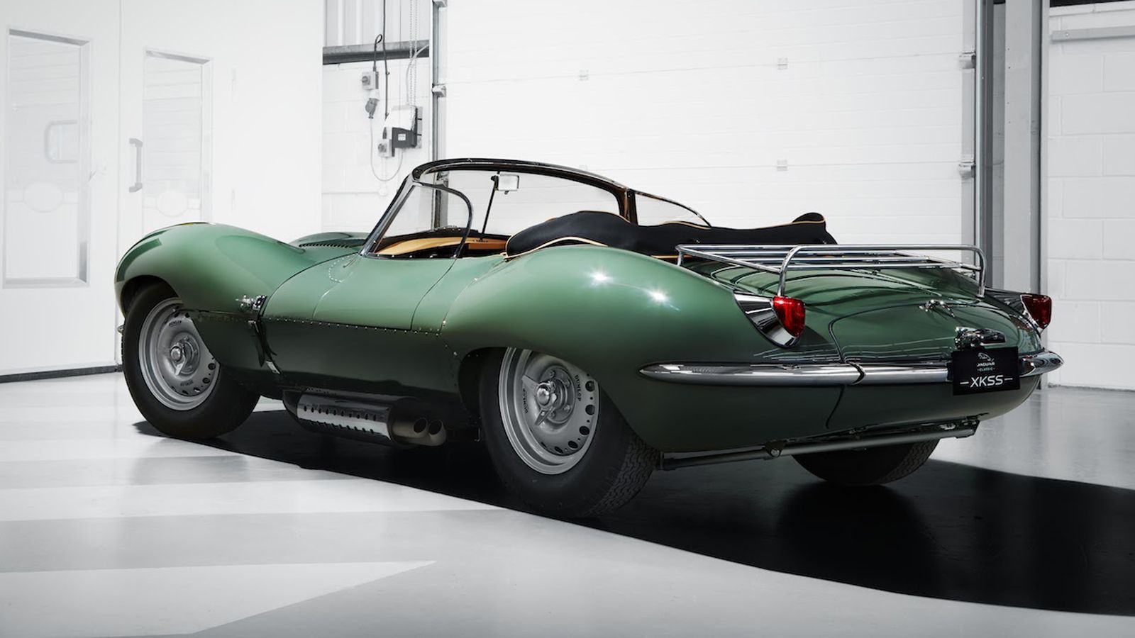 Οι άνθρωποι της Jaguar φτιάχνουν στο χέρι εννέα XKSS, αντικαθιστώντας αυτές που χάθηκαν στην πυρκαγιά του 1957 στο εργοστάσιο Browns Lane. Η συνολική 